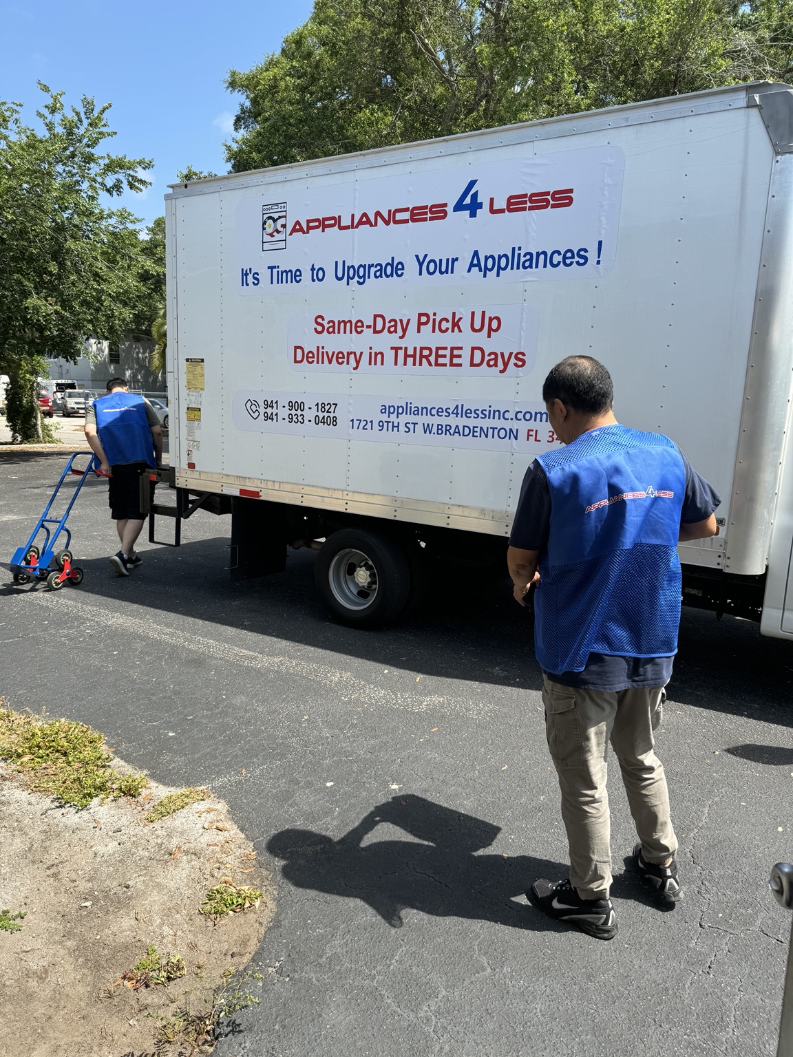 Appliances 4 Less Bradenton delivery truck and local delivery team